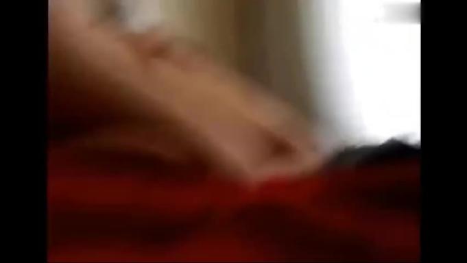 【父女乱伦】禽兽父亲操自己亲女儿,从卧室操到厕所 预览截图 5