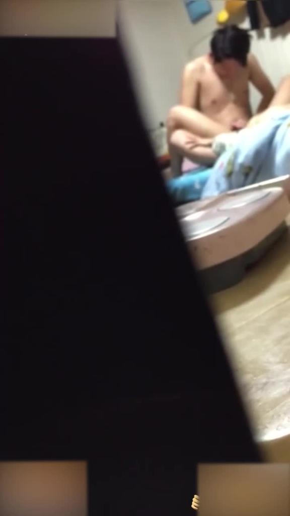 半夜被隔壁同居情侣呻吟声吵醒 偷偷拨开窗帘偷窥他俩做爱 真想参与进去！ 预览截图 7