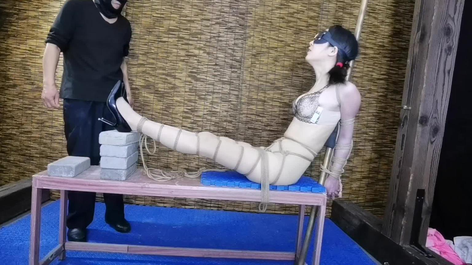 【HD飞天】把柔仙儿禁锢在老虎登上,股绳勒y,脚下垫上5块砖,,郊狼电击,sp拍打,这一下子玩下来,折磨她死气活来,即刺激又舒服 预览截图 2