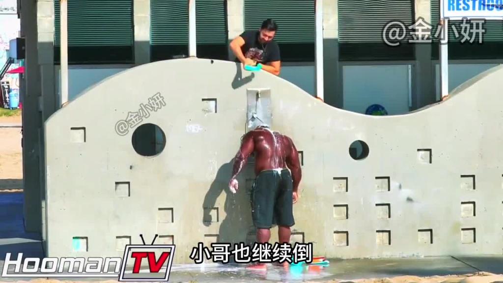 搞笑国外整蛊,洗头的时候有人偷偷的不停给头上倒洗发水会发生什么呢,无限洗头模式开启 预览截图 4
