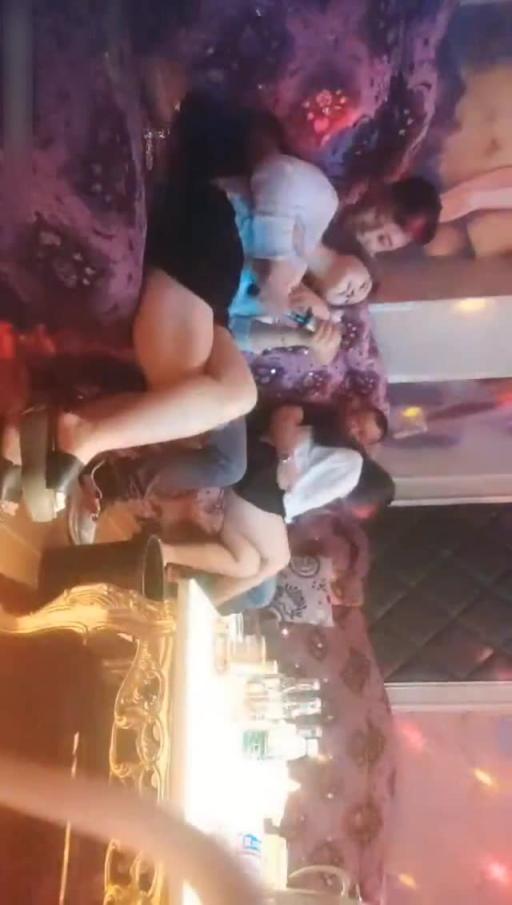 【潍坊军训露奶姐再爆勐料】就把现场辣舞露奶求爱,最后当众吃鸡吧 预览截图 1