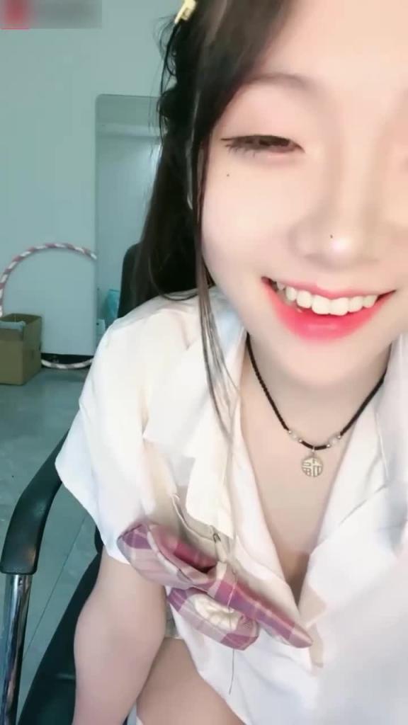 【万人求_超骚JK清纯美少女】太喜欢这个小骚货了,表情很淫荡 预览截图 1
