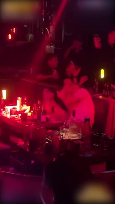 疑似迪丽热巴 合肥猫live house酒吧事件 醉酒男女大厅当众不雅行为事件 预览截图 5