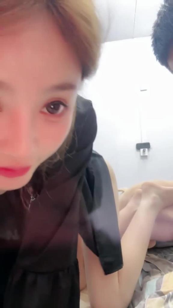 【鸡巴放到逼上都硬不起来,口了10分钟鸡巴还是软的】把女主都气笑了,超高颜值06年小姐姐,男友太废物 预览截图 2