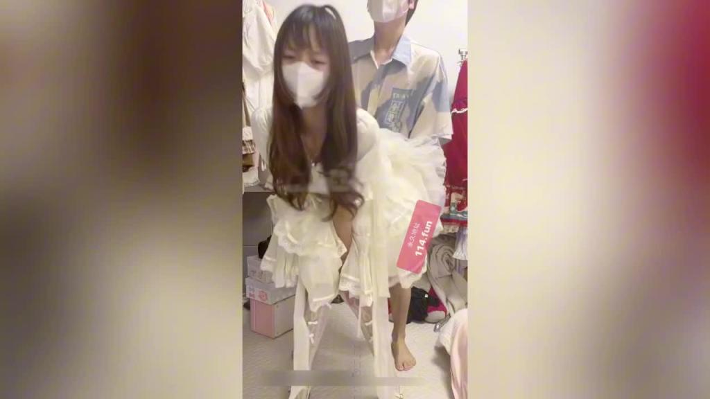 【白丝少女】淫慾反差小母狗白丝lo鞋 翻裙子后入抽插白虎骚逼 爱吃爸爸大鸡巴 勐怼骚逼高潮喷尿 对白淫荡 预览截图 9