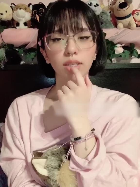清纯眼镜少女深夜的媚态勾引#puppiloli 预览截图 6