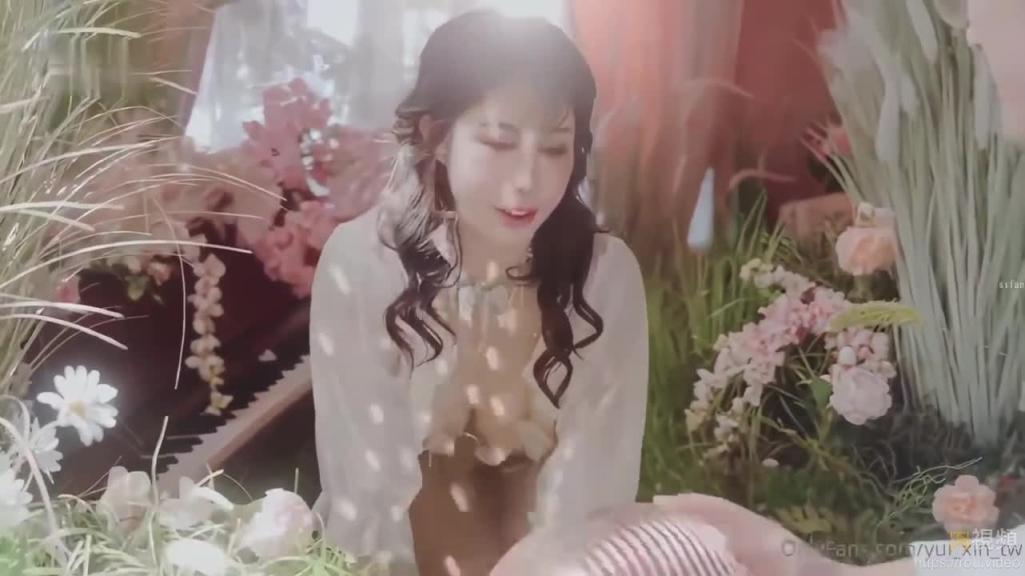 完美爆乳美人鱼 和科学勃士在有钢琴的花丛中啪啪 辛尤里 预览截图 5