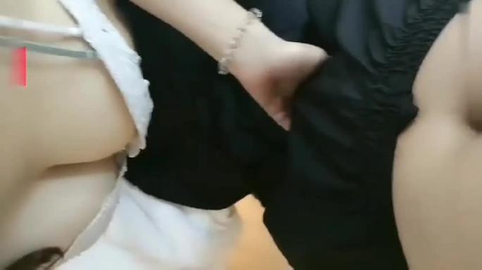 私立学校妹子和学长开房,解开衣服_2 预览截图 3