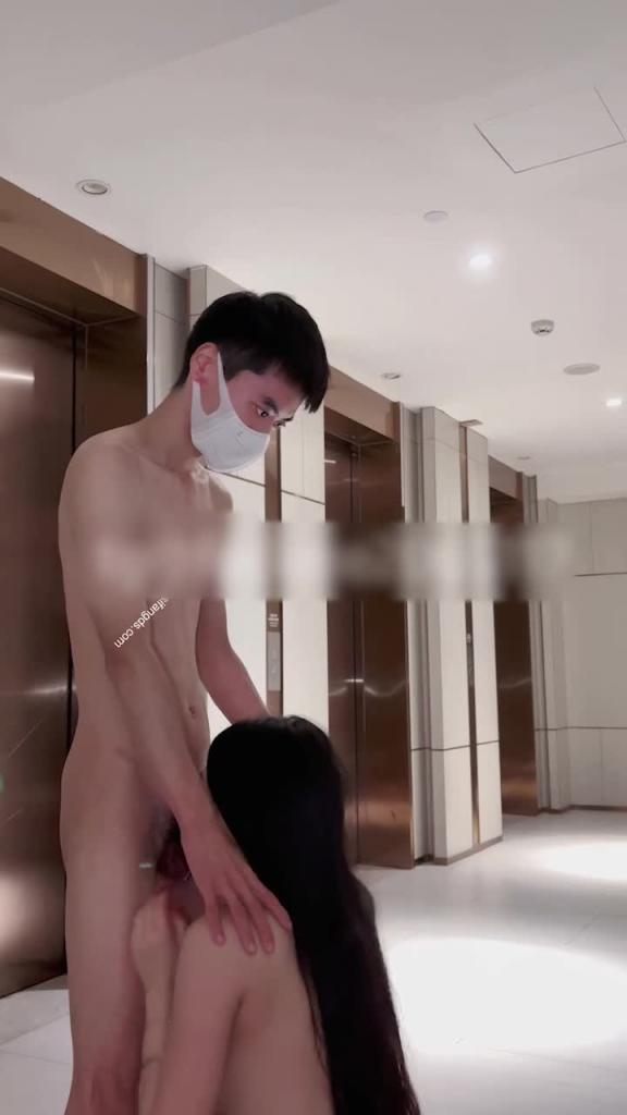 好刺激阿!跟哥哥去电梯做 隔壁还住着男邻居 预览截图 4