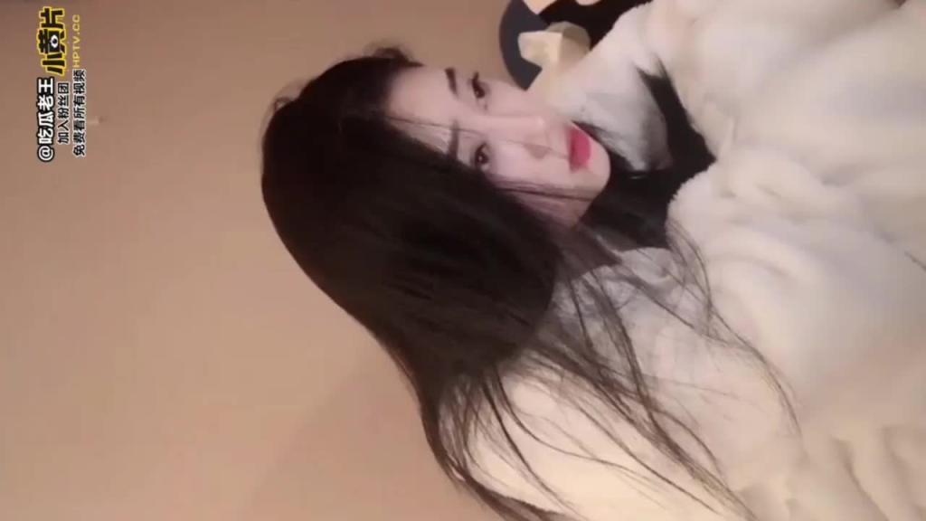 【网红走光门】极品网红“啊黎”直播忘记穿内裤,露出茂密森林 预览截图 9