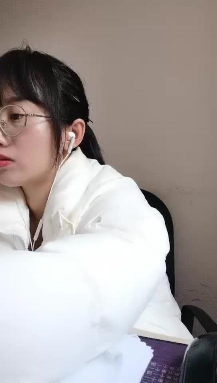 门事件 骚老师全程露脸在办公室趁没人开始大秀,备课漏着骚奶子,脱光了揉奶玩逼道具摩擦浪叫不断 预览截图 2