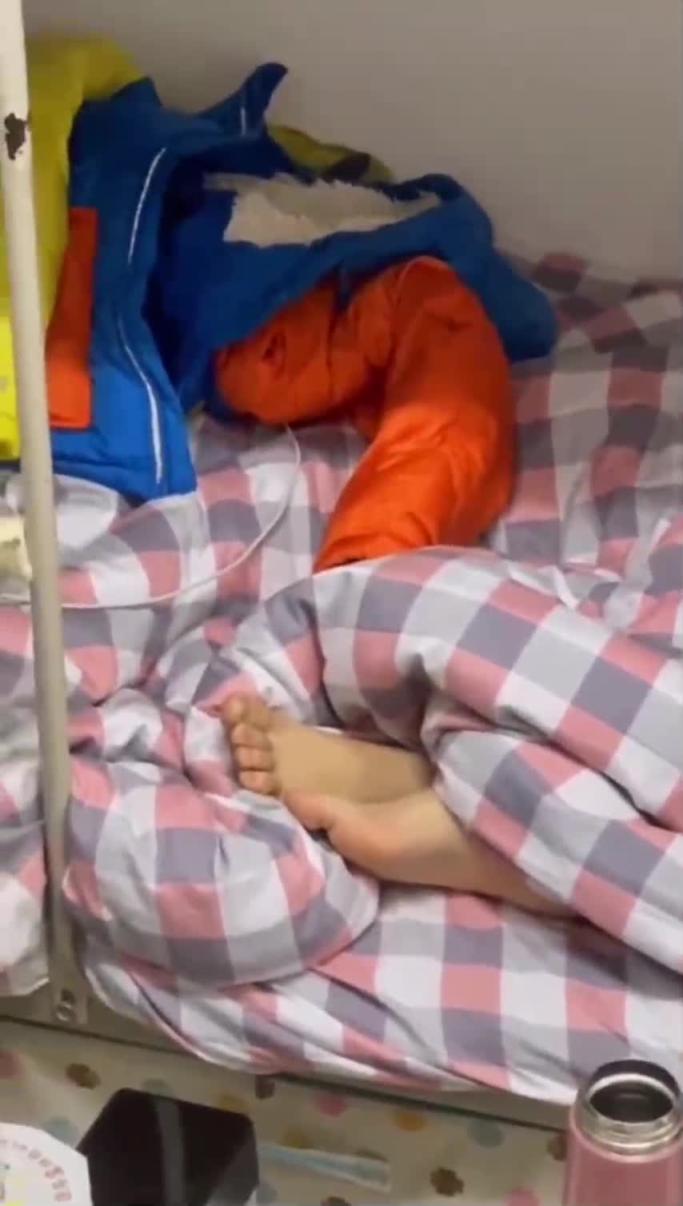 【出卖同学】妹子还不起高利贷被逼直播女室友换衣抵债 预览截图 6