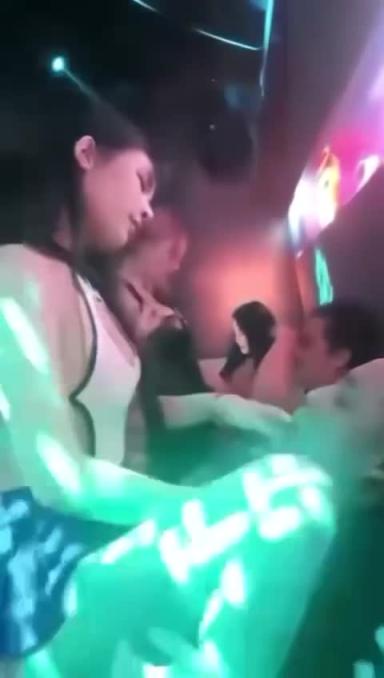 爽啊哥们，去夜店叫几个脱衣小姐身上摇，身材中等但骚的一匹 预览截图 12