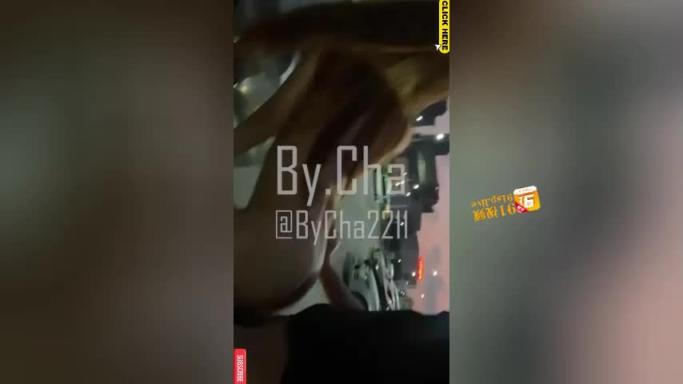 【露出勾搭】全裸勾引路人吓坏小哥卖力口交众车经过真刺激! 预览截图 7