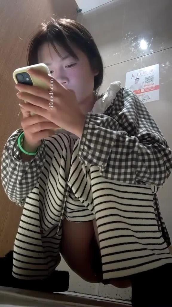 【五月最新流出精品厕拍】酒吧女厕前景高清偷拍，多位高颜值女神小便逼脸同框，喝多扣喉表情难受呕吐！ 预览截图 2