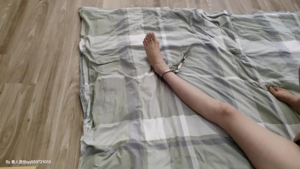 【素人原创】大长腿美女小桐内衣裸足镣铐 预览截图 11