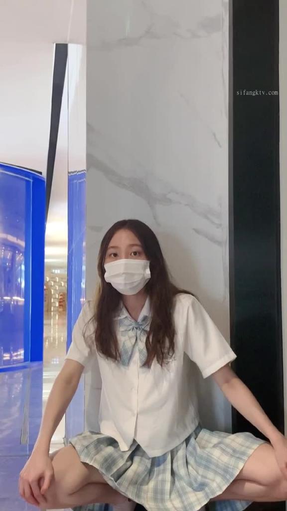 网红人妻一口一个湘湘子 - 商场露出小毛逼 预览截图 2