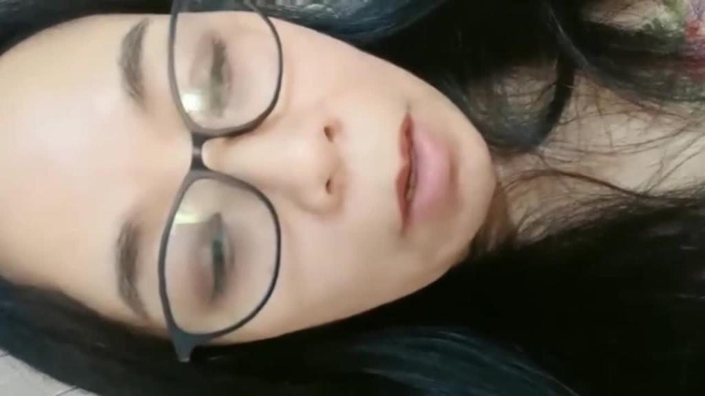 文化范眼镜妈妈和大学生儿子做爱无套内射还算挺嫩的蝴蝶逼① 预览截图 3