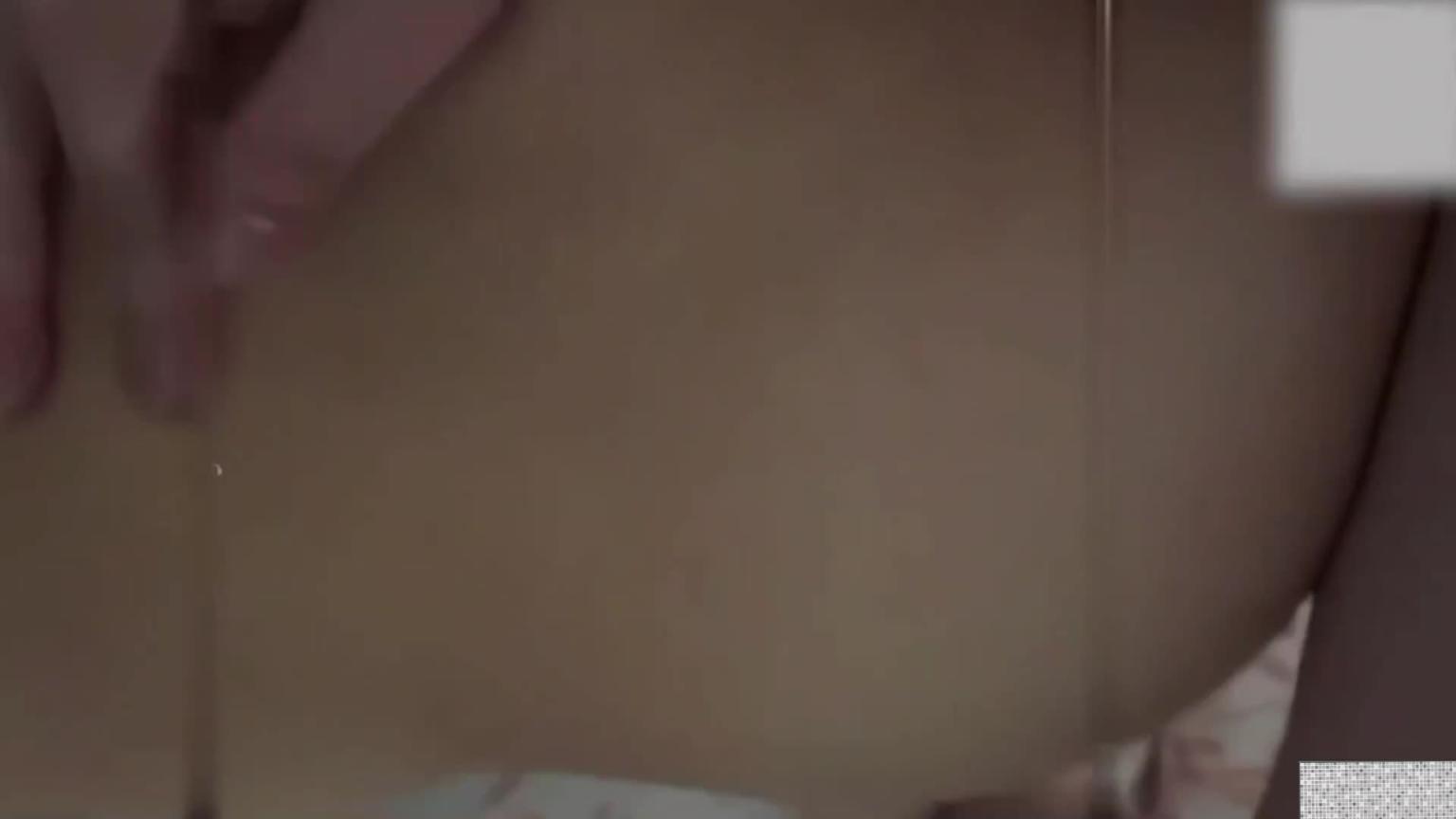 《真实乱伦》最美丈母娘老婆出去买菜偷偷和丈母娘来一炮 预览截图 11