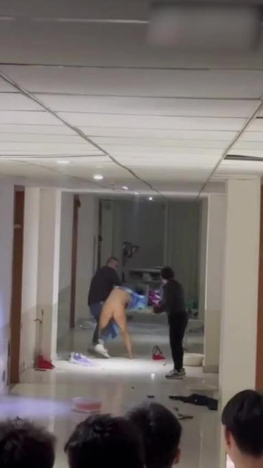 吃瓜爆料，女生分手受刺激裸体跑男生宿舍打砸 预览截图 6