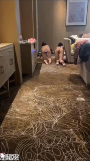 两个母狗爬行玩双头龙 预览截图 10