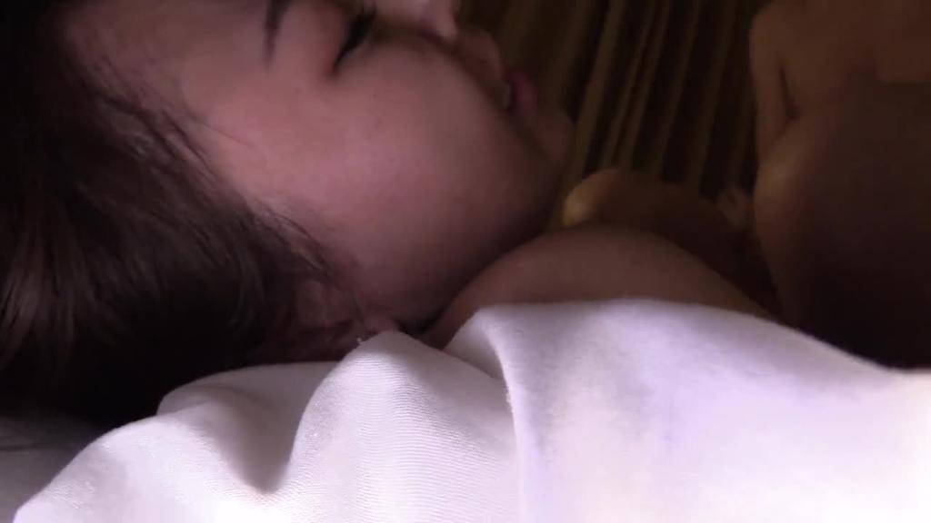 「今晚我不想回家…」美丽的妻子们已经被自私的丈夫的行为弄得筋疲力尽,终于决定抓住这个机会!她穿着最好的内衣,毫不犹豫地做出不道德的行为。 288分钟,9次射精。 KBTK-017 预览截图 3