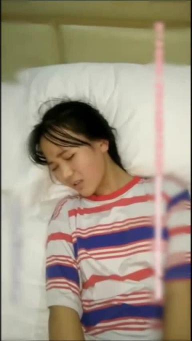 配种中⼆⼩萝莉，妹妹逼逼刚⻓了⼏根⽑就被草了 预览截图 6