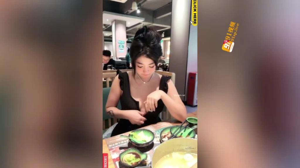【最强露出】商场饭店电梯网约车飞机上人前露逼自慰多次被发现 预览截图 3