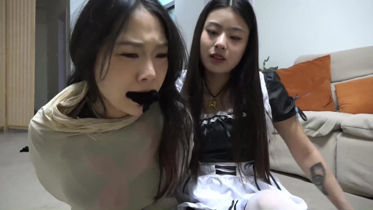 【逍遥】[买丝袜的争斗-下]空姐挣脱反绑导购，逼她穿女仆装，但导购又反击成功，将空姐变成宝宝后喂奶 预览截图 12