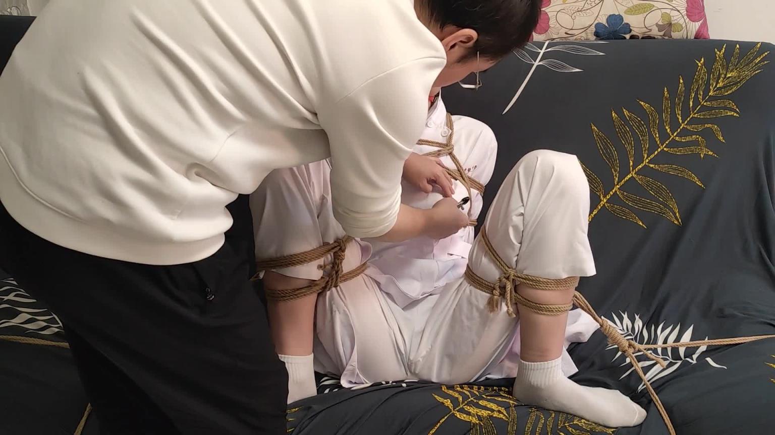 【束缘阁】被劫持的白袜护士 预览截图 7