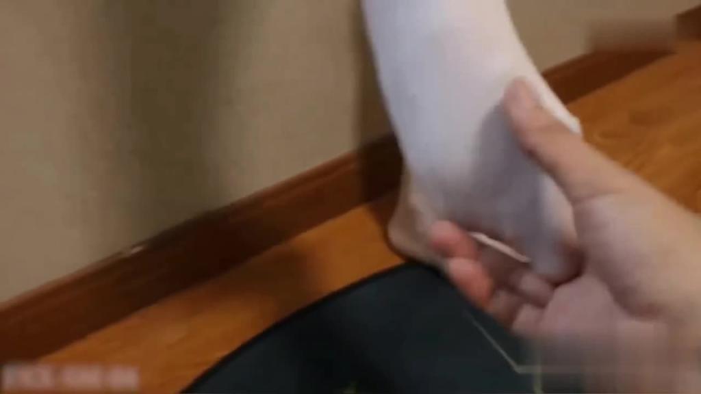 小萝莉单腿吊缚滴蜡，抽真空行李箱打包谁来带走 预览截图 4