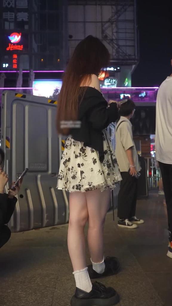 裙子非常短还没穿安全裤,走路的时候内裤边都能露出来一点点,里面是卡通草莓内,笑起来有点像虞S欣 预览截图 8