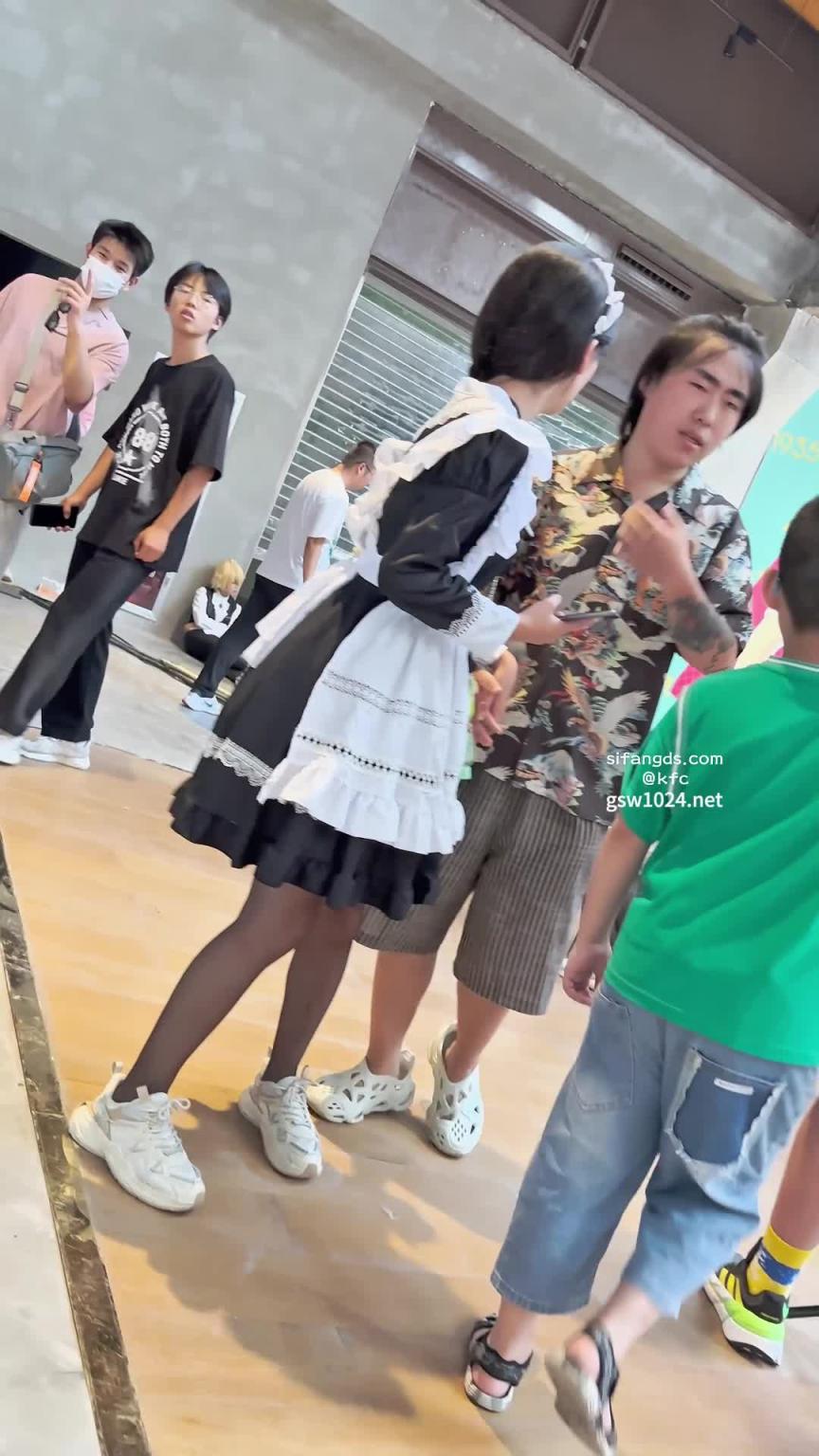有点朴实的小女仆游场,即使有男友在,还是能看见黑丝底裤 预览截图 10