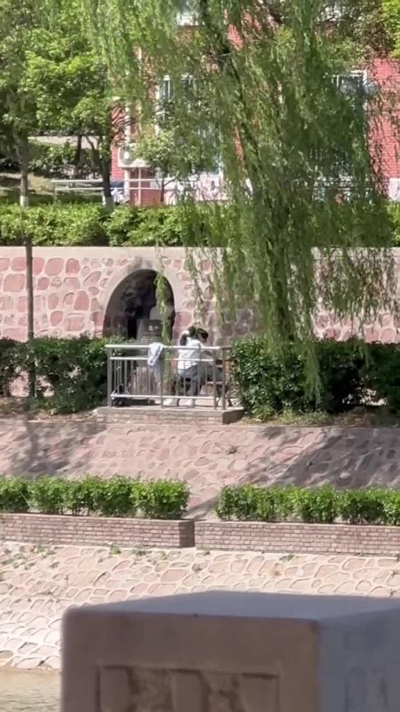 门事件 孟子像前公园长椅做爱 预览截图 2
