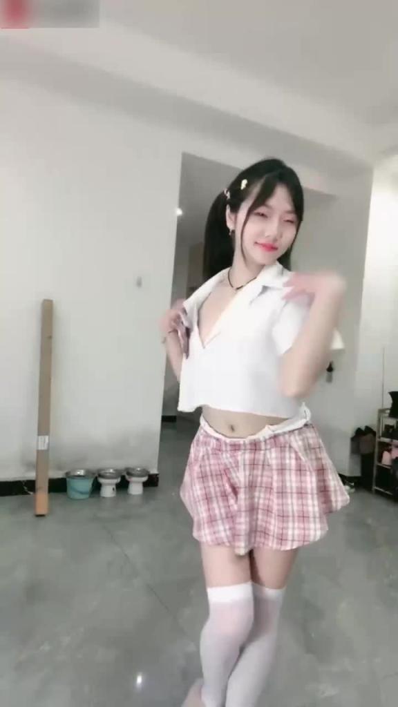 【万人求_超骚JK清纯美少女】太喜欢这个小骚货了,表情很淫荡 预览截图 2