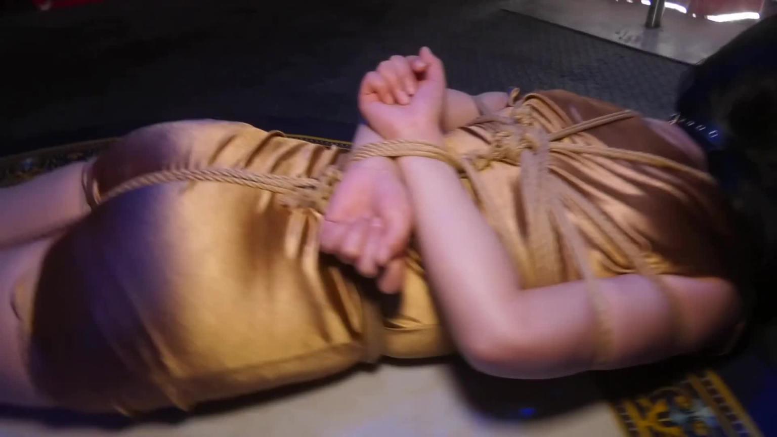 【胜景影视】《富家女的噩运》 上集 一个富家女来会所玩她心高气扬瞧不起服务员结果被秘密迷晕关押调教 预览截图 3