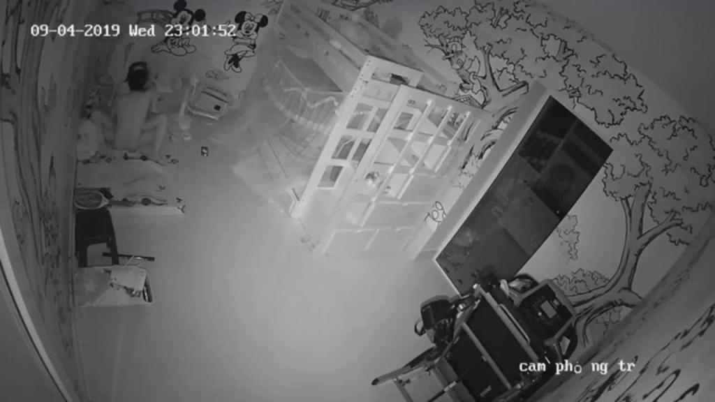 【监控破解】真实乱伦!兄妹客厅操逼被妈妈抓个正着尴尬了 预览截图 5
