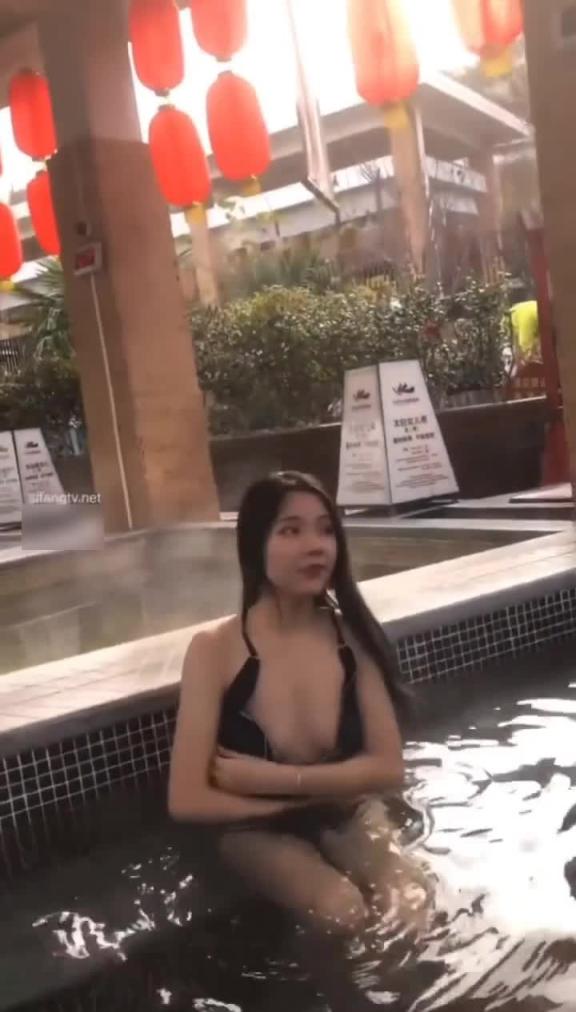 骚气御姐温泉大胆露出 预览截图 4