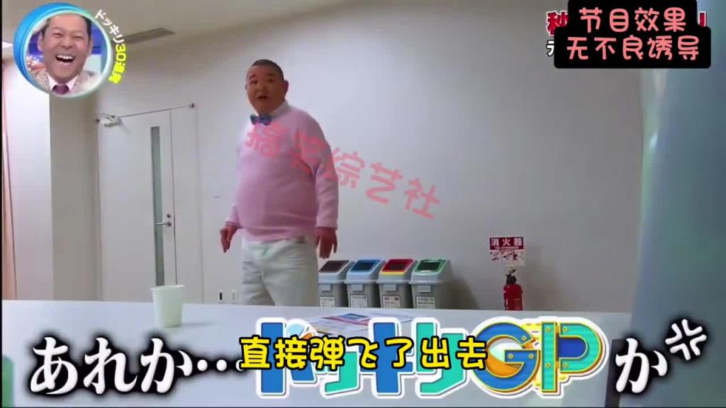聚精会神的观看电视机 没成想电视机里面飞出来一个人 预览截图 8