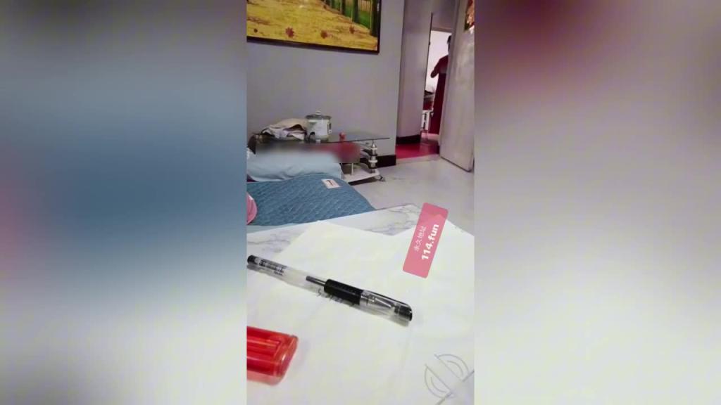 【母子乱伦】海角东北真实变态母子 骚妈穿上大红旗袍开档黑丝 被儿子强迫客厅吃鸡巴 羞辱玩弄 抽插骚逼 口爆吞精“想儿子大鸡巴操逼” 预览截图 3