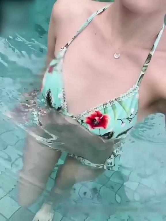 颜值女神泳池全裸诱惑 预览截图 8