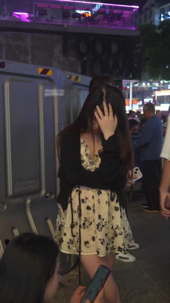 裙子非常短还没穿安全裤,走路的时候内裤边都能露出来一点点,里面是卡通草莓内,笑起来有点像虞S欣 预览截图 6