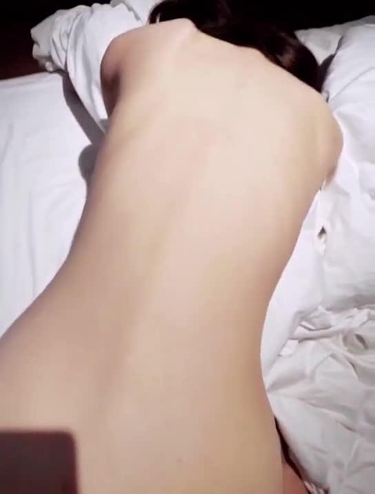 尽情玩弄身材苗娇嫩女学生 预览截图 5