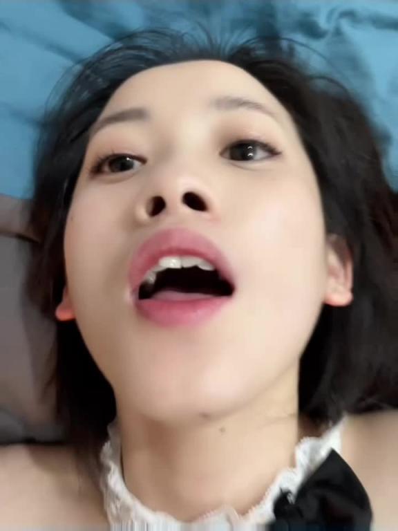 调教喜欢发骚的母狗 滴蜡滴在骚逼上 求着爸爸干死她 主动骑上来摩擦骚逼 预览截图 9