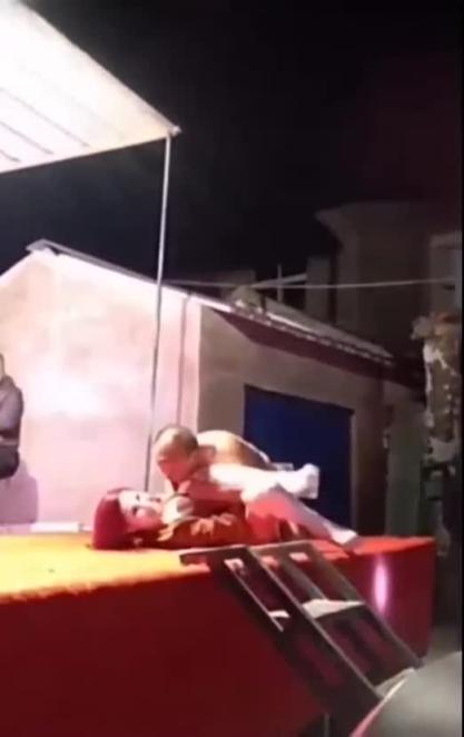 大爷玩真的啊,表把表演的舞女按着操,拉都拉不住 预览截图 1