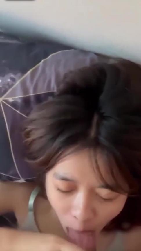 【网盘泄露】漂亮美眉吃鸡啪啪小情侣在家日常爱爱被男友无套输出射了一肚皮 预览截图 1