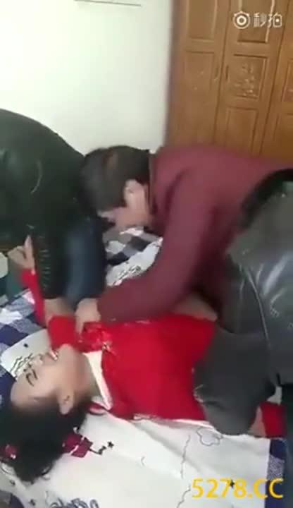 三人把新娘按住在房间，拿笔往奶子画 伸手玩乳房 这是啥习俗玩法哦，貌似大家挺开心的 对新娘可就有点过 预览截图 3