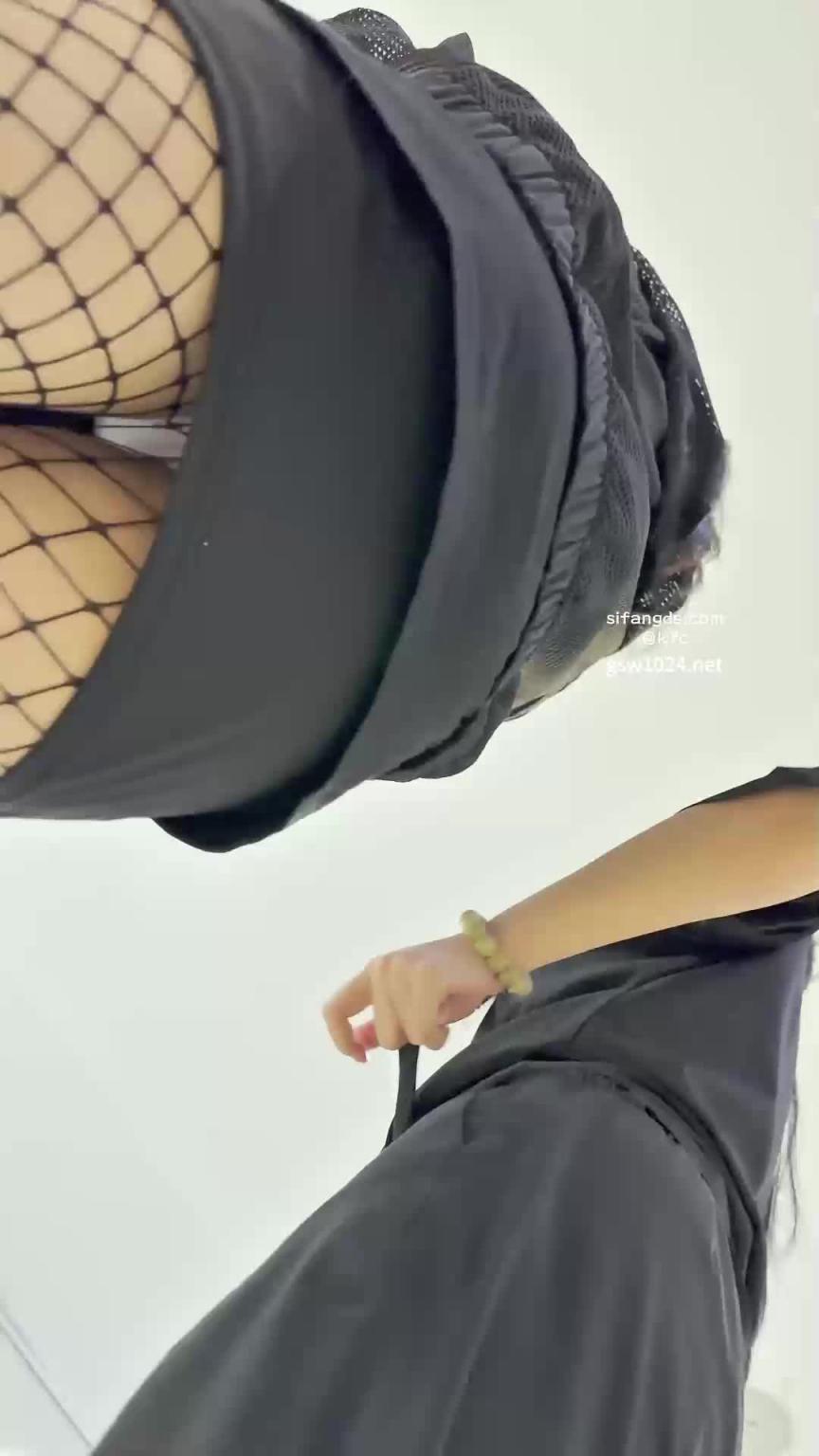 反差眼镜妹很会扭让我想看底裙的欲望 预览截图 7