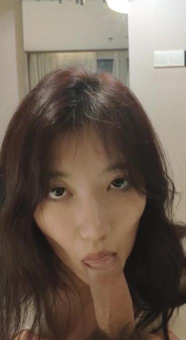 反差女友吃鸡巴的样子好可爱阿 预览截图 4