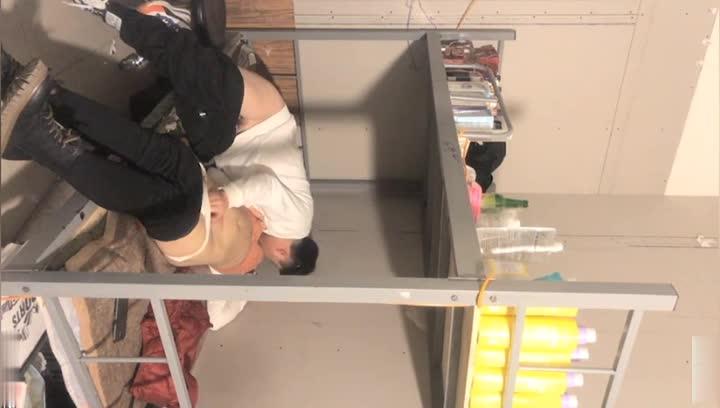 车间小组长勾搭流水线小妹在宿舍 上 预览截图 5